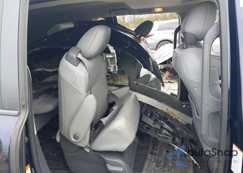 2021 Toyota Sienna Xle z USA, uszkodzony, nr VIN 5TDYRKEC5MS003826